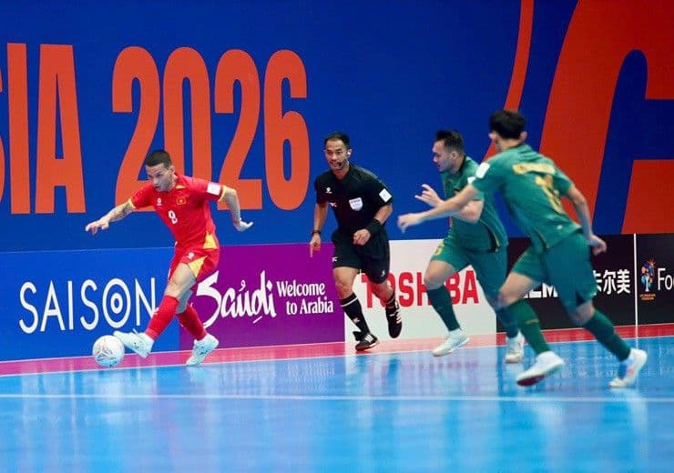 Cầu thủ Futsal Việt Nam (áo đỏ) nỗ lực đi bóng vượt qua đối thủ Indonesia trong trận đấu căng thẳng