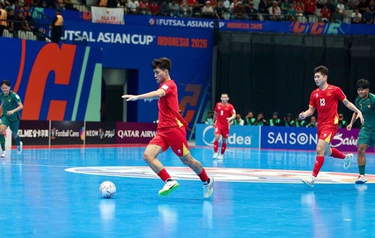 Cầu thủ Futsal Việt Nam (áo đỏ) nỗ lực tấn công, tạo ra cơ hội ghi bàn trong trận đấu