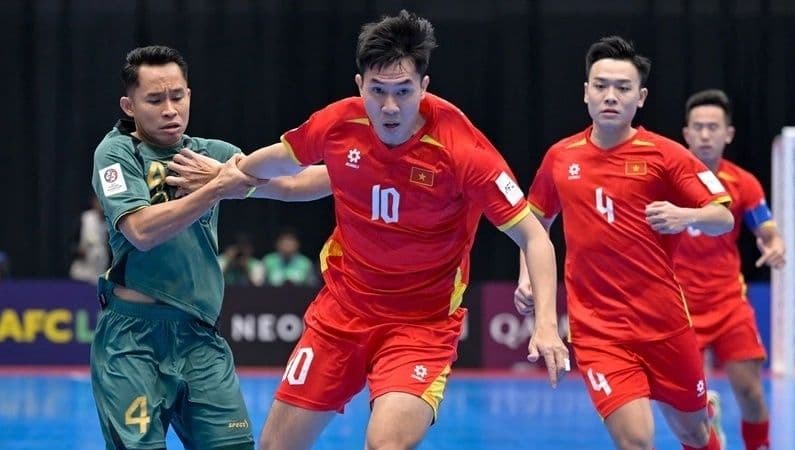 Cầu thủ futsal Việt Nam số 10 nỗ lực giữ bóng trước sự truy cản của đối thủ Indonesia.