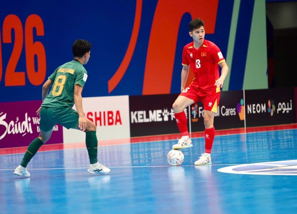 Cầu thủ futsal Việt Nam số 13 đối đầu cầu thủ Indonesia trong trận tứ kết Futsal châu Á 2026.
