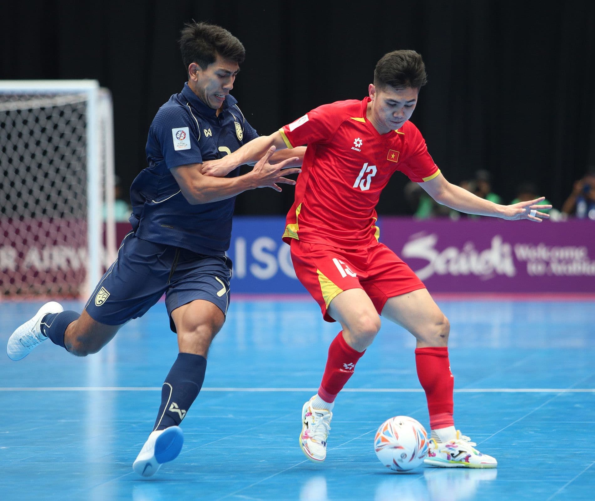 Cầu thủ futsal Việt Nam số 13 tranh bóng quyết liệt với đối thủ Thái Lan tại giải vô địch châu Á.
