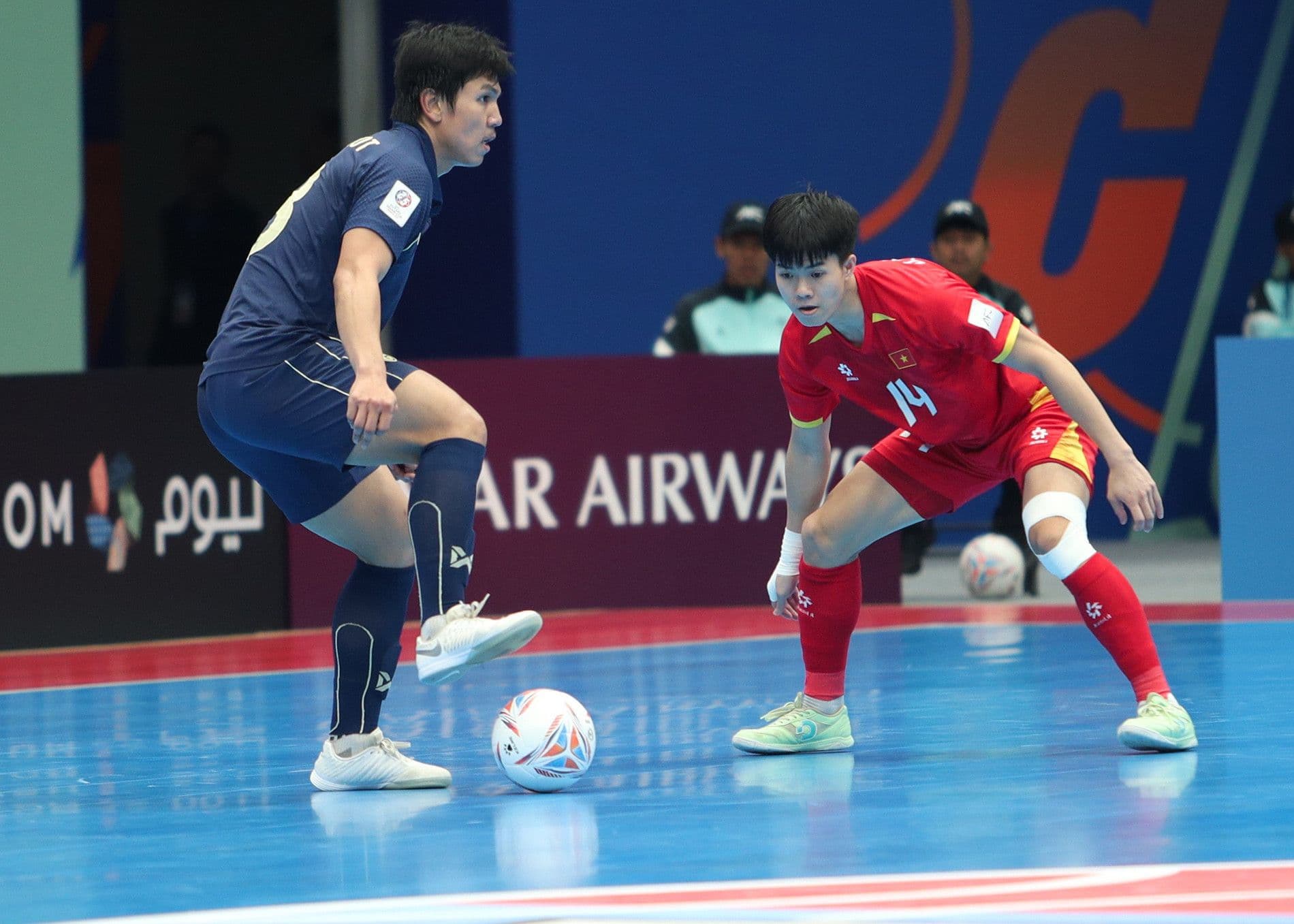 Cầu thủ futsal Việt Nam số 14 quan sát và di chuyển chiến thuật trong trận đấu.
