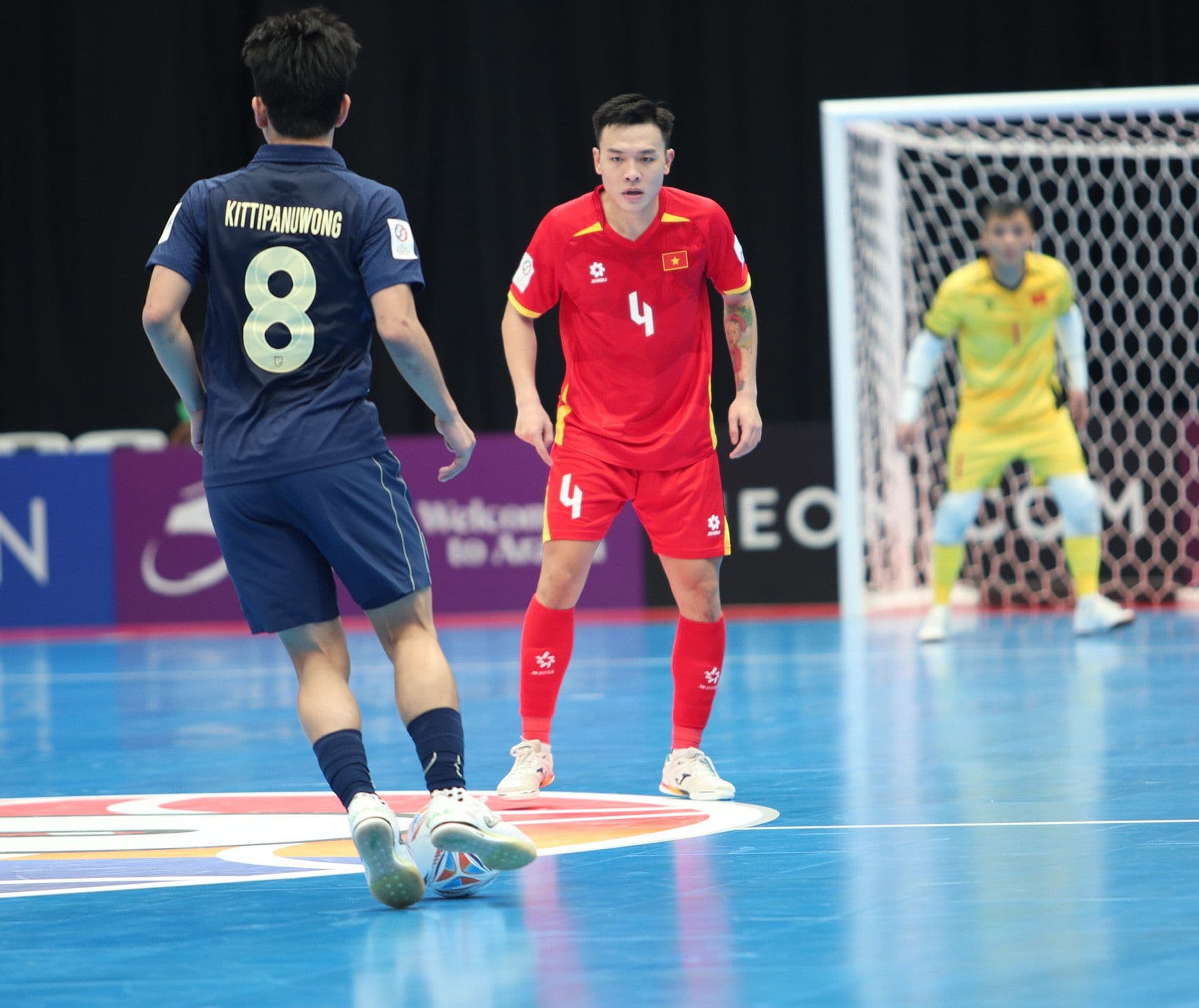 Cầu thủ futsal Việt Nam số 4 tập trung quan sát đối thủ Thái Lan, thể hiện sự chuẩn bị chiến thuật.