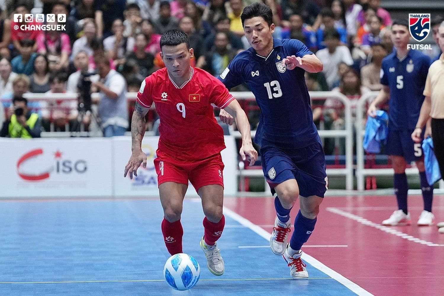 Cầu thủ futsal Việt Nam số 9 tranh bóng với cầu thủ Thái Lan số 13 trong trận đấu căng thẳng