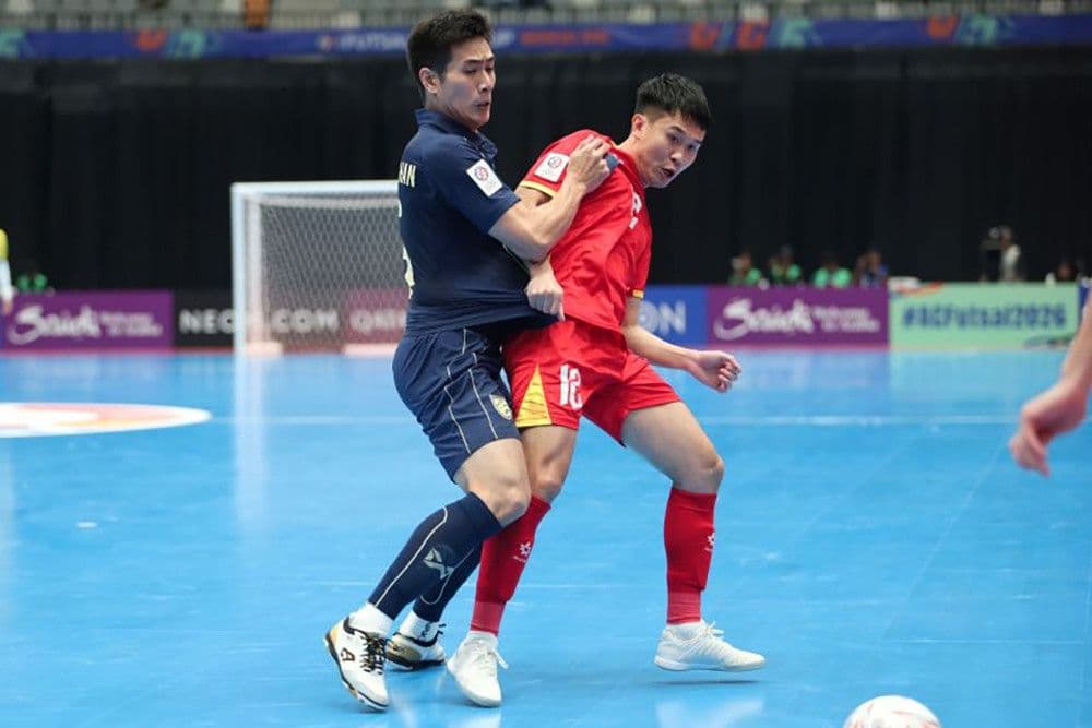 Cầu thủ futsal Việt Nam trong pha tranh chấp bóng quyết liệt, thể hiện những lựa chọn định mệnh trên sân.