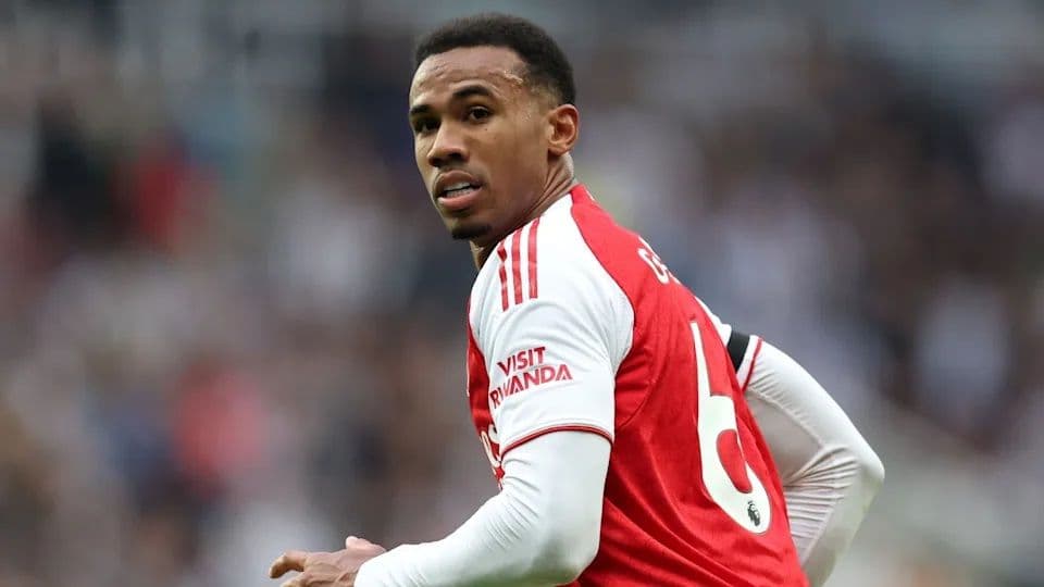 Cầu thủ Gabriel Magalhães của Arsenal trên sân cỏ, thể hiện sự tập trung và quyết tâm.