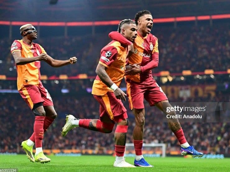 Cầu thủ Galatasaray ăn mừng bàn thắng sớm vào lưới Liverpool tại Cúp C1