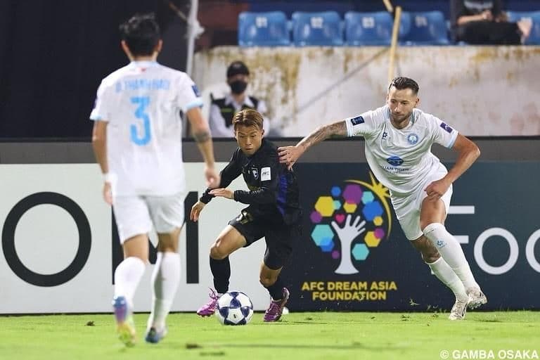 Cầu thủ Gamba Osaka và Vissel Kobe tranh bóng trong trận đấu