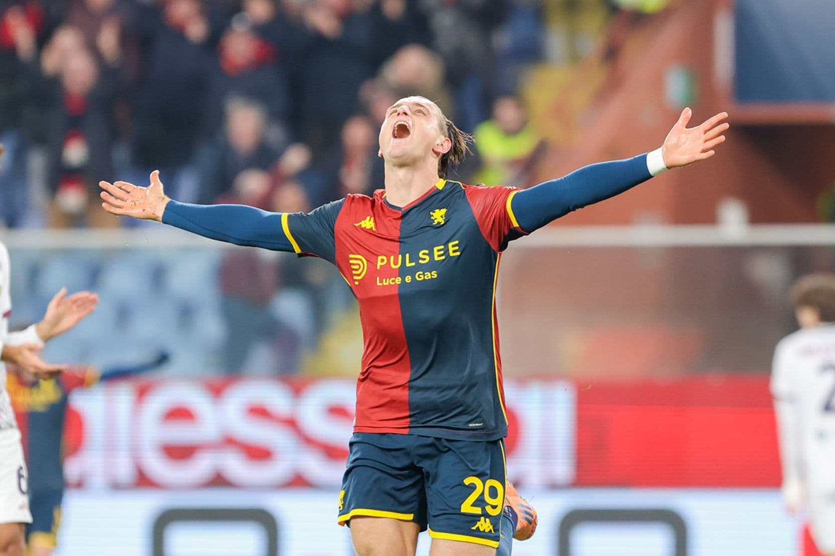 Cầu thủ Genoa ăn mừng trong trận đấu với Lazio, thể hiện sự cạnh tranh của trận đấu.