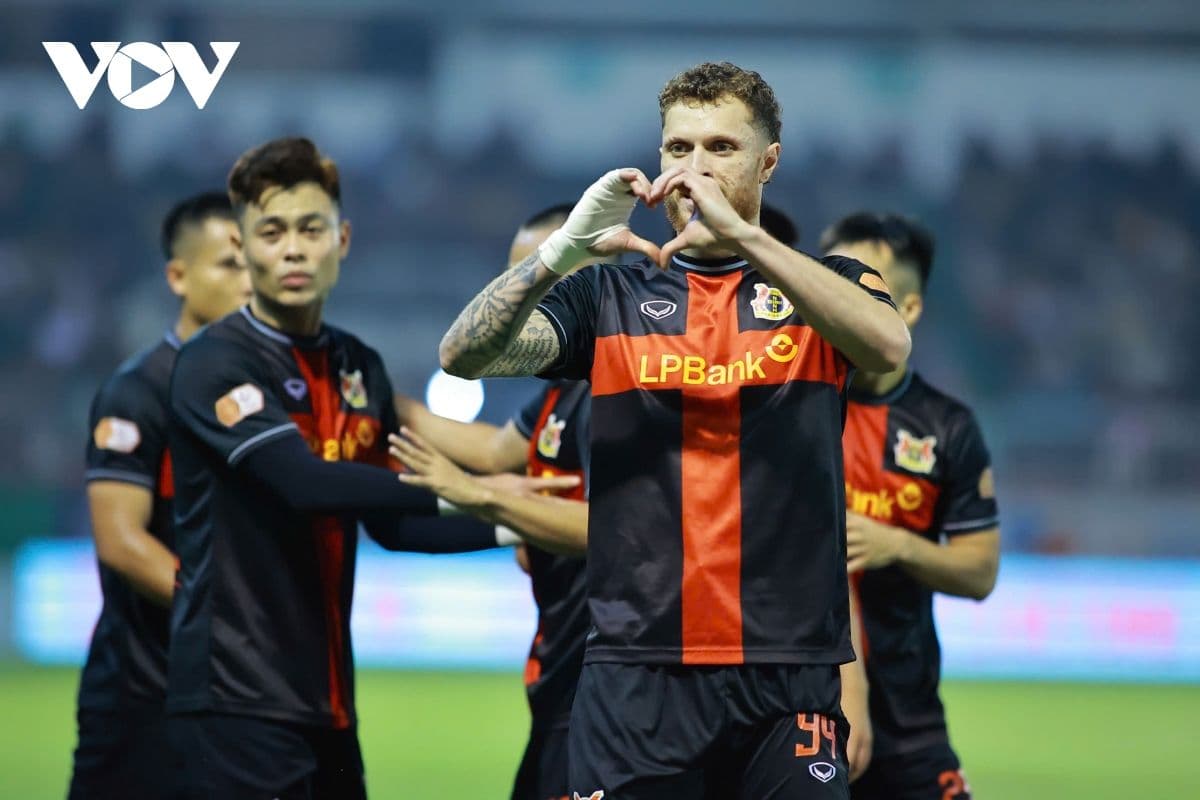 Cầu thủ Geovane của Ninh Bình ăn mừng bàn thắng gỡ hòa 1-1, thể hiện dấu ấn cá nhân trong trận đấu.