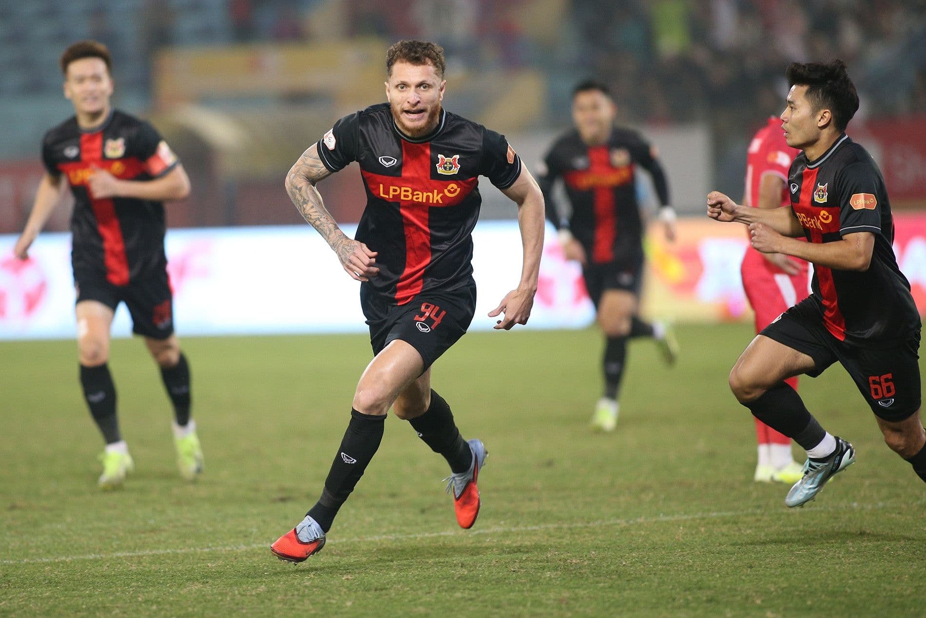 Cầu thủ Geovane Magno của Ninh Bình nỗ lực tấn công trong trận đấu.