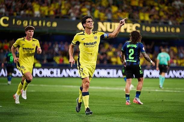 Cầu thủ Gerard Moreno của Villarreal ăn mừng bàn thắng, biểu tượng cho hy vọng giữa giai đoạn khó khăn của 'Tàu Ngầm Vàng'.