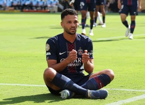 Cầu thủ Gonçalo Ramos của Paris Saint-Germain ăn mừng bàn thắng thứ tư vào lưới Real Madrid, biểu tượng cho sức mạnh áp đảo của đội.