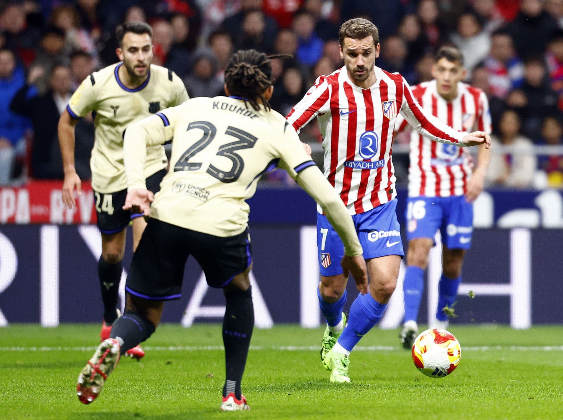 Cầu thủ Griezmann của Atletico Madrid đối đầu với cầu thủ Barcelona trên sân Camp Nou.