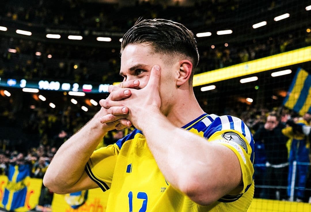 Cầu thủ Gyokeres của Thụy Điển ăn mừng sau khi giành vé dự World Cup, thể hiện sự trỗi dậy của các đội bóng "ngoại đạo" ở châu Âu.