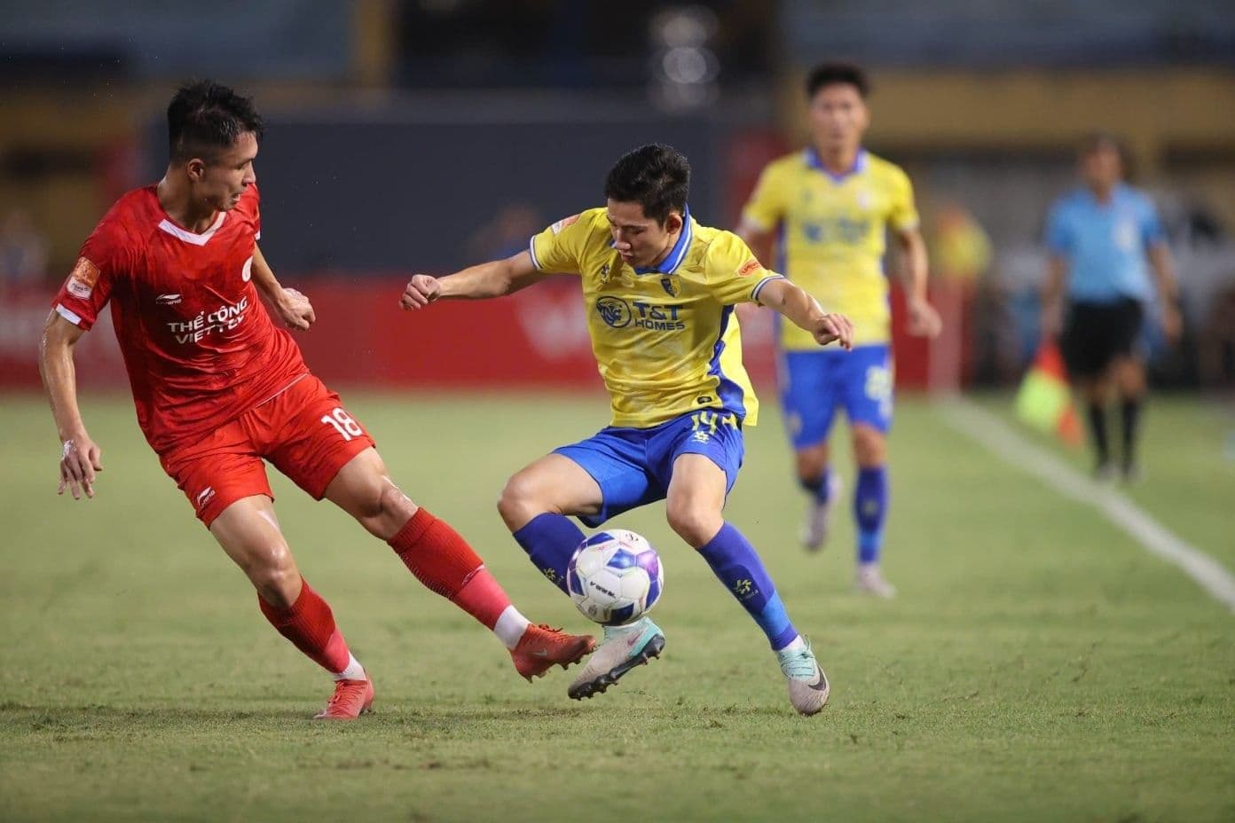 Cầu thủ Hà Nội FC nỗ lực thi đấu trong giai đoạn khủng hoảng đầu mùa giải