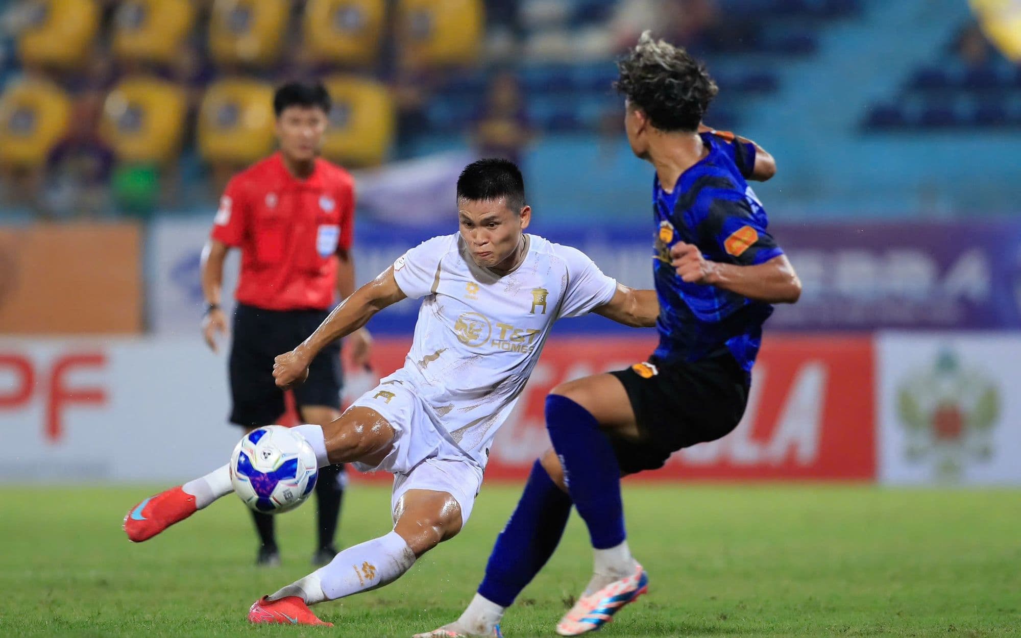 Cầu thủ Hà Nội FC nỗ lực tấn công, tìm kiếm tia hy vọng giữa mùa giải khó khăn