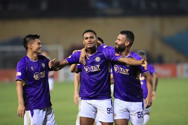 Cầu thủ Hà Nội FC ăn mừng bàn thắng, thể hiện bản lĩnh trên sân Hàng Đẫy