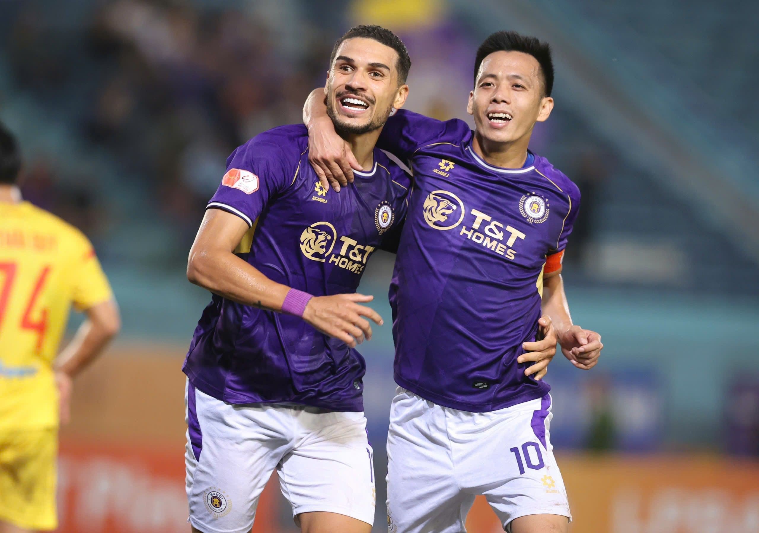 Cầu thủ Hà Nội FC ăn mừng bàn thắng, thể hiện sức mạnh tấn công vượt trội