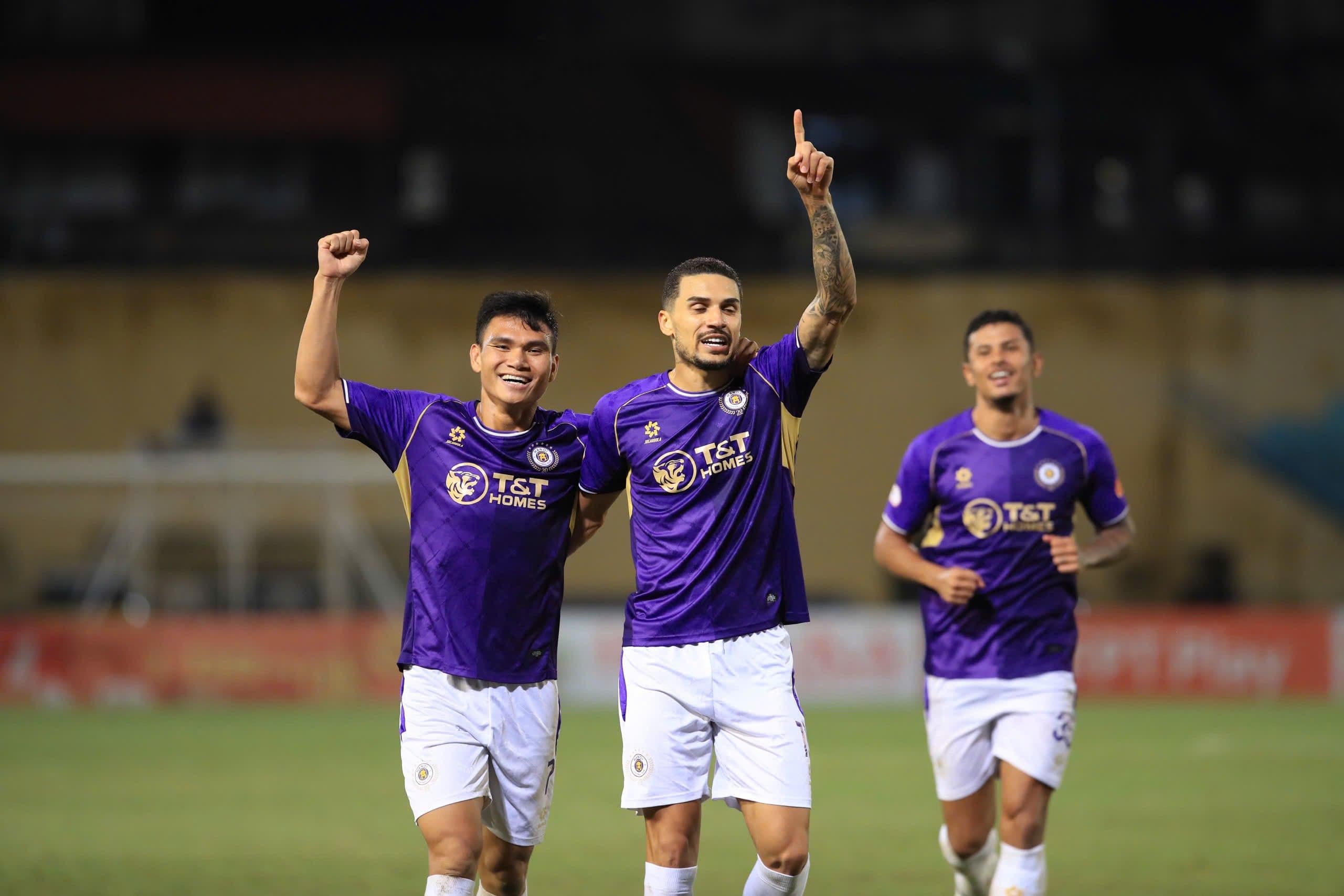 Cầu thủ Hà Nội FC ăn mừng bàn thắng trong chiến thắng 4-0 trước PVF-CAND tại V-League