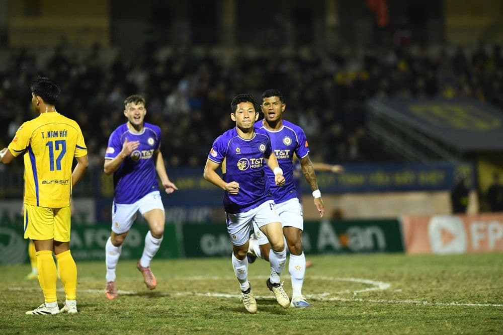 Cầu thủ Hà Nội FC ăn mừng chiến thắng 3-1 đầy bản lĩnh trước SLNA