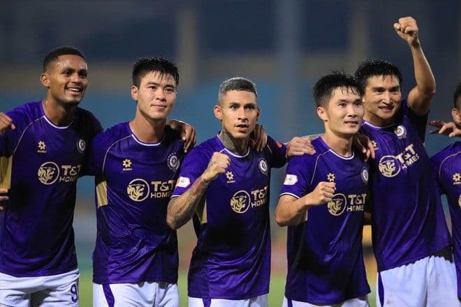 Cầu thủ Hà Nội FC ăn mừng chiến thắng, thể hiện tinh thần bất khuất