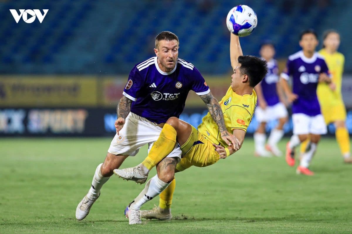 Cầu thủ Hà Nội FC tranh chấp bóng quyết liệt với đối thủ Sông Lam Nghệ An