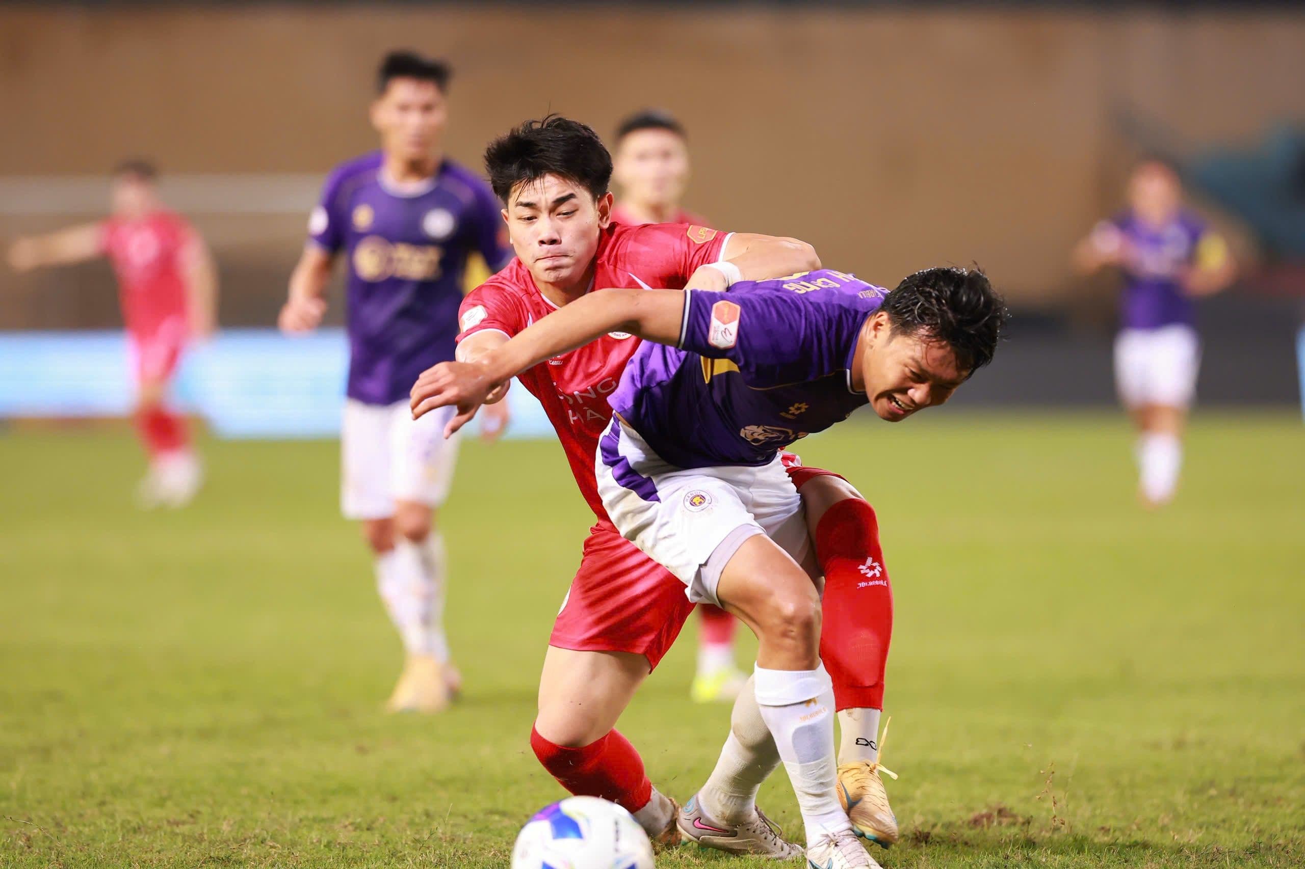 Cầu thủ Hà Nội FC và CAHN tranh chấp bóng quyết liệt trong trận derby V-League