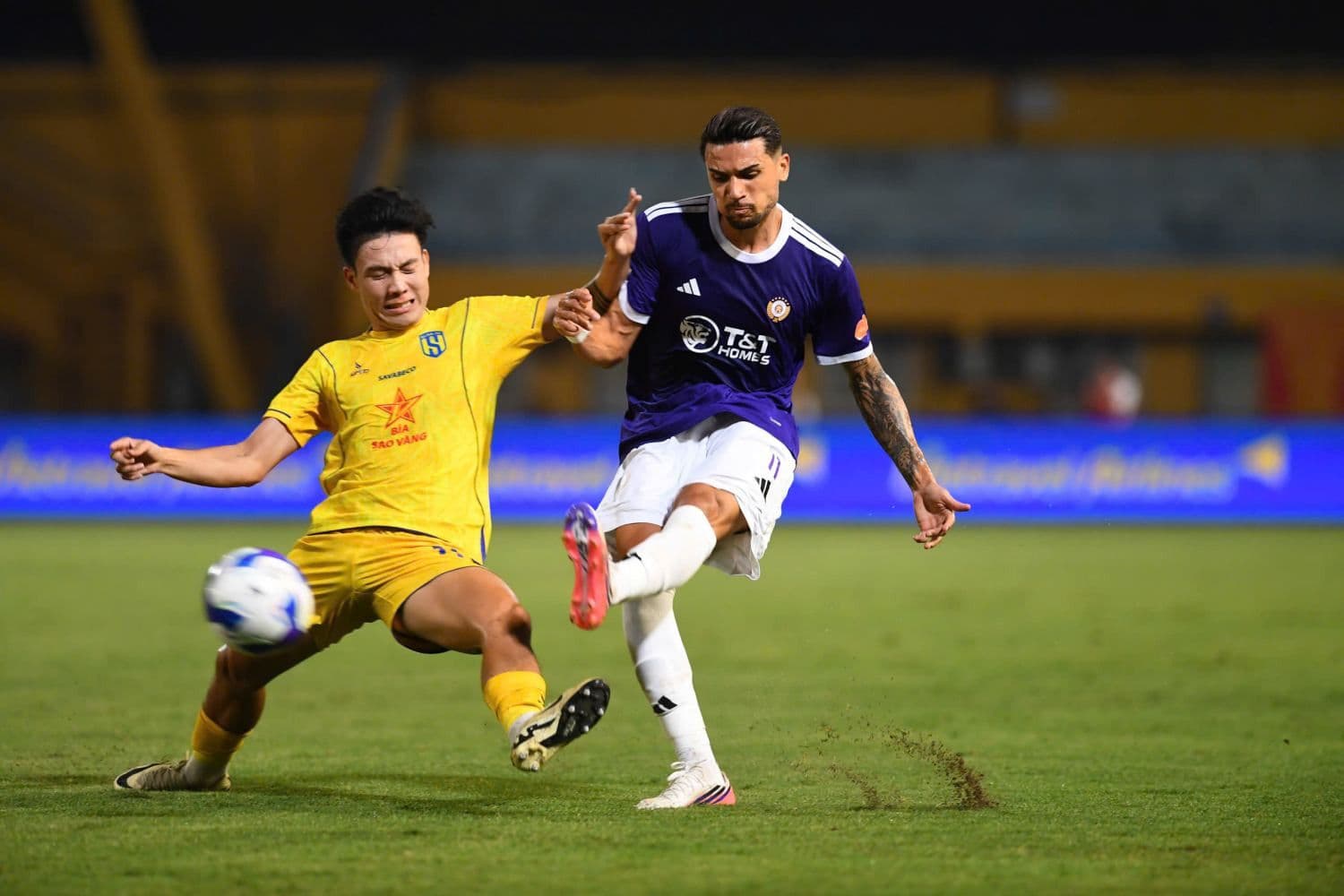 Cầu thủ Hà Nội FC và Sông Lam Nghệ An tranh chấp bóng quyết liệt