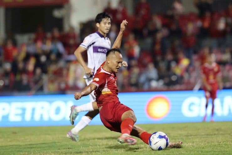 Cầu thủ Hà Tĩnh dứt điểm trong trận đấu căng thẳng với Becamex TP.HCM tại V-League