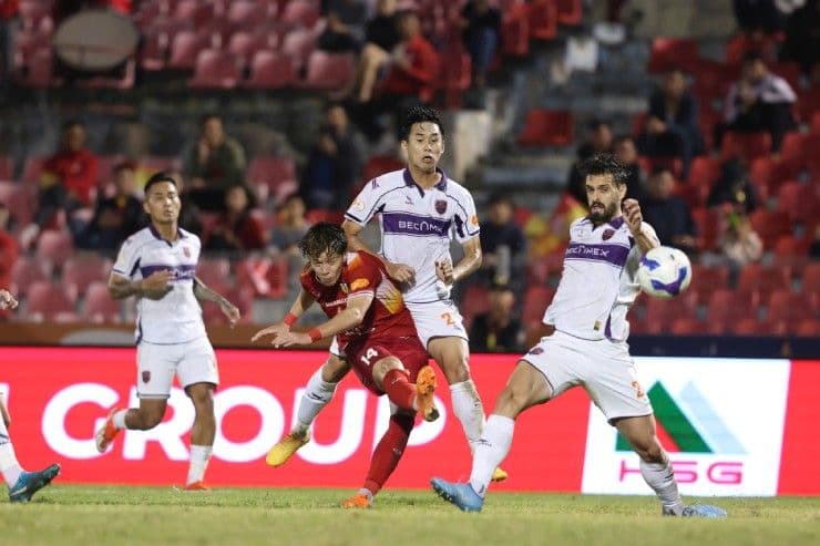 Cầu thủ Hà Tĩnh và Becamex TP.HCM tranh bóng quyết liệt trong trận đấu V-League 2025/26