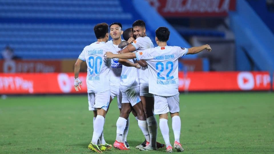 Cầu thủ HAGL trong trận thua đậm trước Nam Định ở vòng mở màn V-League