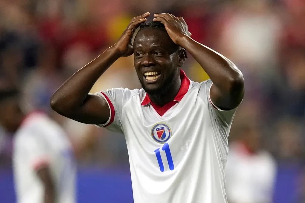 Cầu thủ Haiti thể hiện sự thất vọng trong trận đấu với Scotland