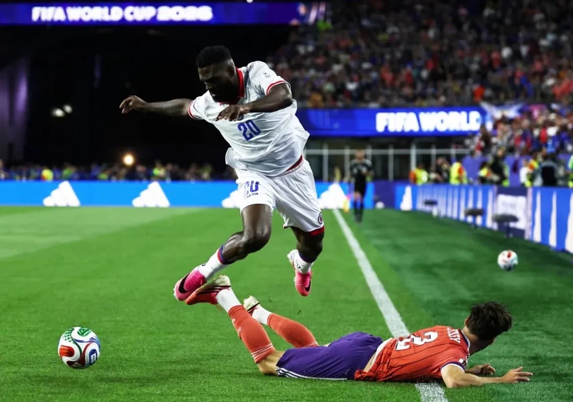 Cầu thủ Haiti và Scotland tranh chấp bóng quyết liệt