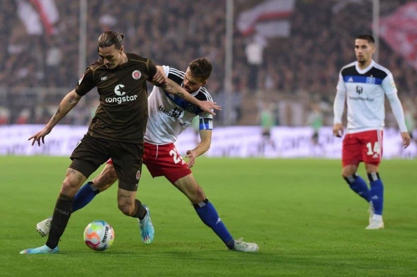 Cầu thủ Hamburger và St. Pauli tranh chấp bóng quyết liệt trong trận derby miền Bắc nước Đức.