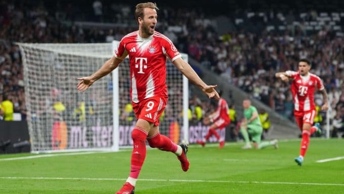 Cầu thủ Harry Kane của Bayern Munich ăn mừng bàn thắng trong trận đấu Cúp C1, thể hiện áp lực và tầm vóc của giải đấu.