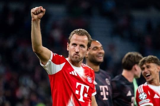 Cầu thủ Harry Kane của Bayern Munich ăn mừng chiến thắng, tượng trưng cho những đối thủ lớn mà PSG phải vượt qua trên con đường chinh phục châu Âu.