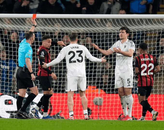 Cầu thủ Harry Maguire của Manchester United nhận thẻ đỏ trong một trận đấu Ngoại hạng Anh, minh họa sự kịch tính và cảm xúc của giải đấu.