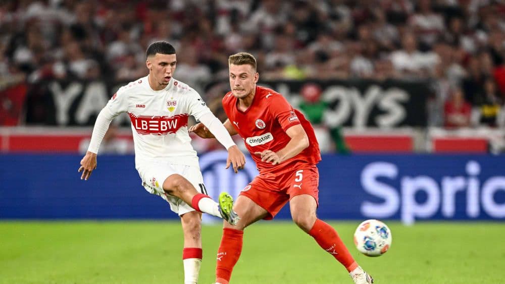 Cầu thủ Hauke Wahl của St. Pauli trong pha tranh chấp bóng với đối thủ Stuttgart, thể hiện sự quyết liệt của trận đấu.