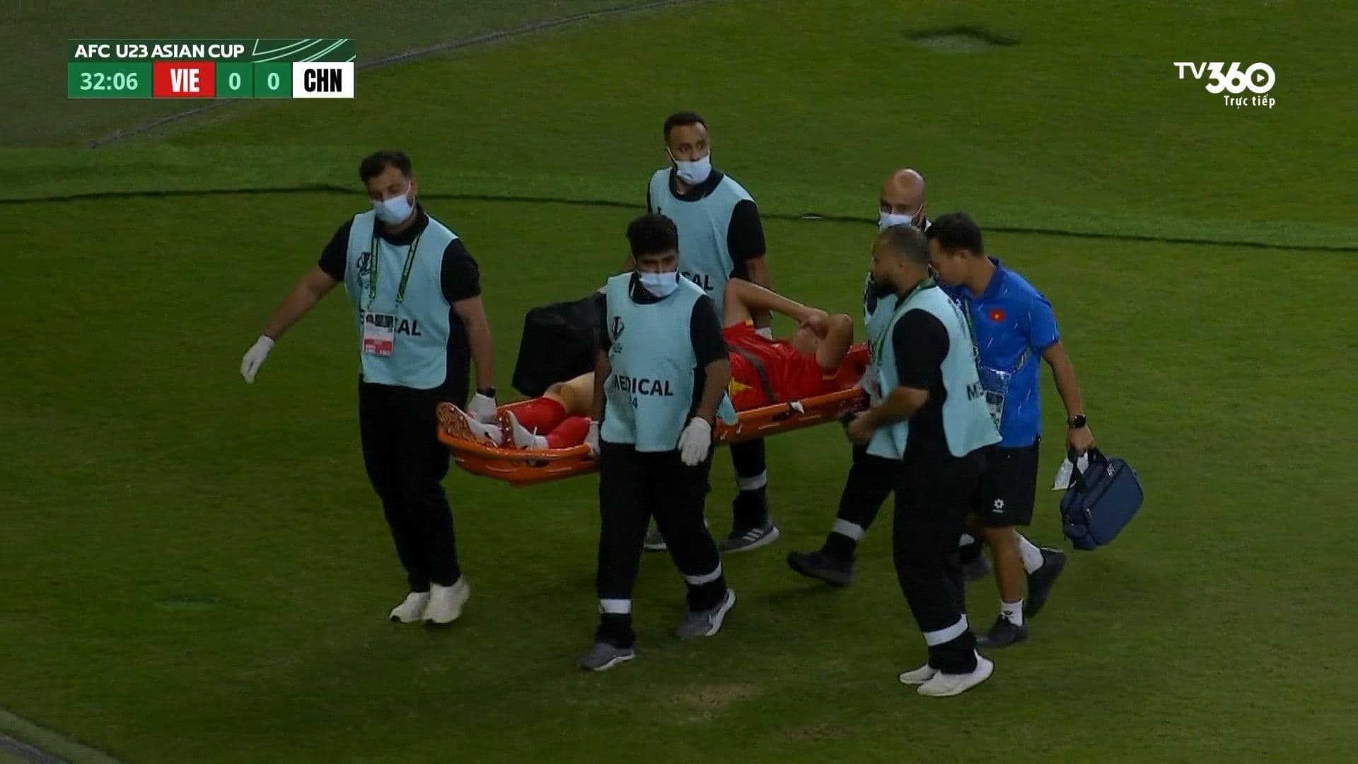 Cầu thủ Hiểu Minh của U23 Việt Nam được các nhân viên y tế đưa ra sân trên cáng sau chấn thương, một bài học đắt giá về giới hạn thể lực.