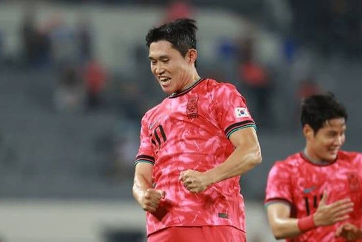 Cầu thủ Hàn Quốc Lee Dong Gyeong ăn mừng bàn thắng tại Cúp Đông Á, biểu tượng cho sức mạnh nội địa và tầm nhìn chiến lược.