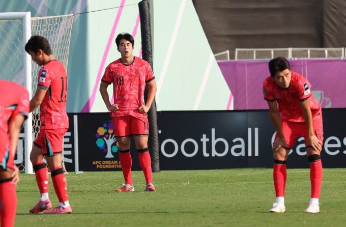 Cầu thủ Hàn Quốc thất vọng sau khi thua Nhật Bản 0-1 ở bán kết U23 châu Á 2026, trên sân King Abdullah ở Jeddah, Arab Saudi ngày 20/1/2026.
