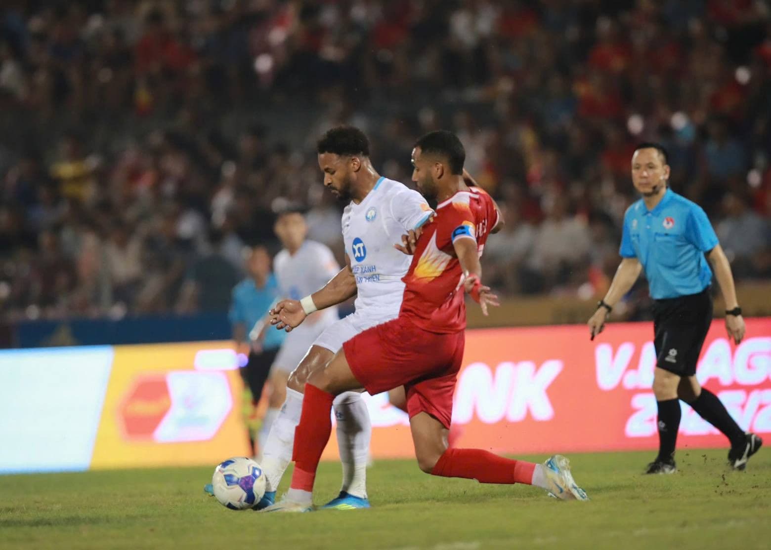 Cầu thủ Hồng Lĩnh Hà Tĩnh nỗ lực phòng ngự trước pha tấn công của đối thủ Nam Định.