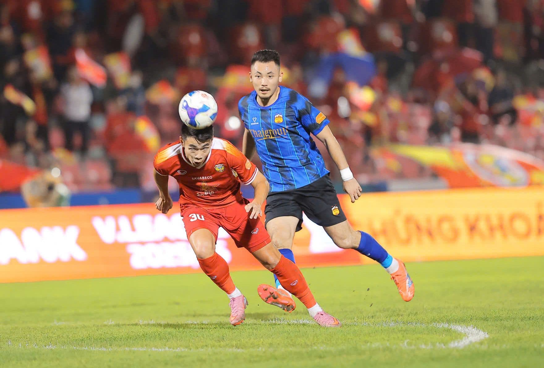 Cầu thủ Hồng Lĩnh Hà Tĩnh và Hoàng Anh Gia Lai tranh chấp bóng quyết liệt trong trận đấu V-League.