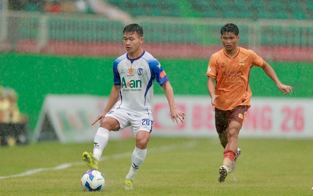 Cầu thủ Hoàng Anh Gia Lai nỗ lực kiểm soát bóng dưới cơn mưa nặng hạt tại sân Pleiku.