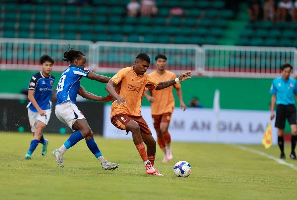 Cầu thủ Hoàng Anh Gia Lai nỗ lực phòng ngự trước sức ép từ Becamex Bình Dương, phản ánh triển vọng khó khăn của mùa giải.