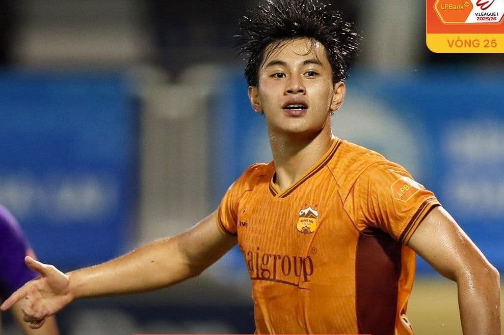 Cầu thủ Hoàng Anh Gia Lai ăn mừng sau khi đội chính thức trụ hạng V-League 2025/26.