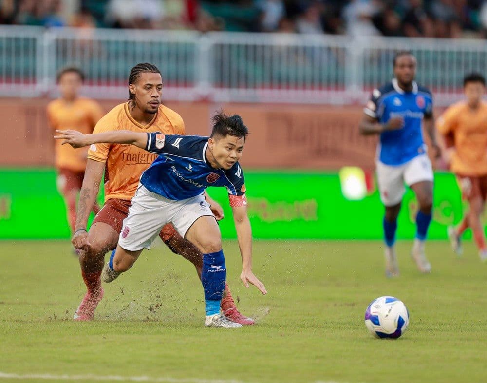 Cầu thủ Hoàng Anh Gia Lai ngã xuống sân trong pha tranh chấp, tượng trưng cho áp lực sau trận thua mở màn.