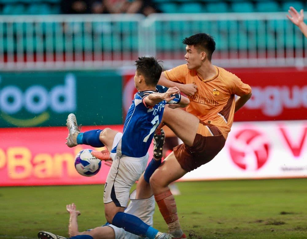Cầu thủ Hoàng Anh Gia Lai và Becamex Bình Dương tranh bóng quyết liệt trong trận đấu V-League.