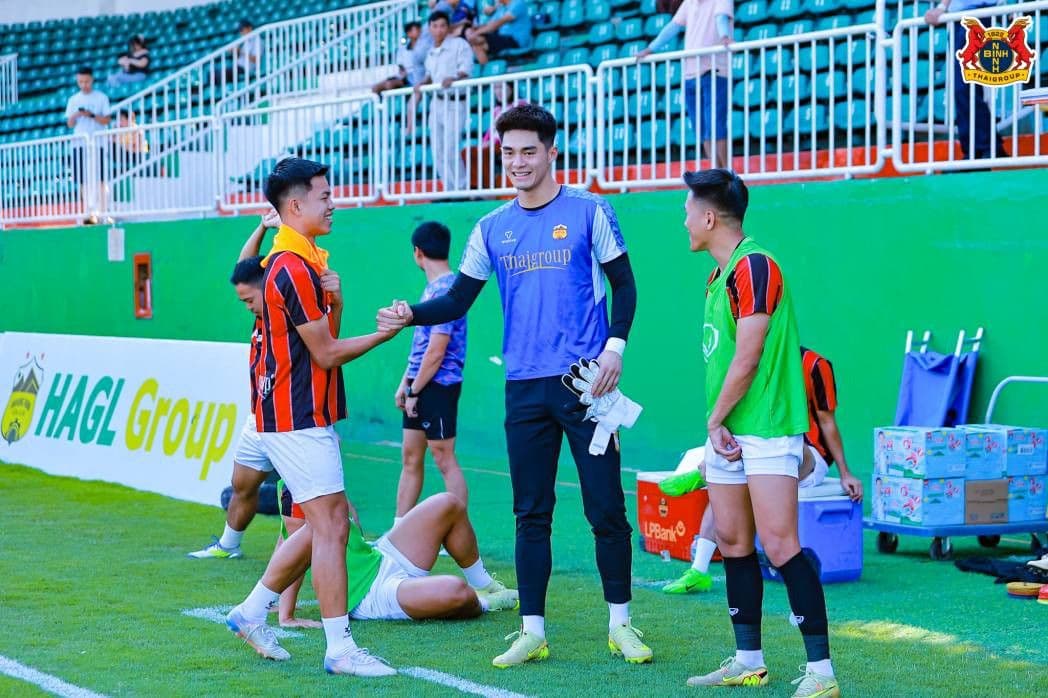 Cầu thủ Hoàng Anh Gia Lai và Ninh Bình bắt tay, thể hiện tinh thần thể thao và giá trị vượt thời gian của bóng đá.